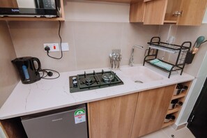 Kühlschrank, Mikrowelle, Herdplatte, Wasserkocher