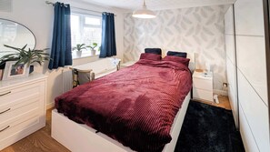 2 soverom, strykejern/-brett, internettilgang og sengetøy