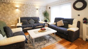 TV - Large modern two bed house in Slough, near airport (Berkshire)
