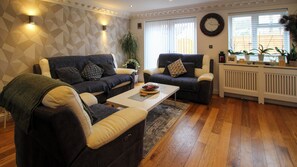 TV - Large modern two bed house in Slough, near airport (Berkshire)