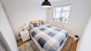 2 عدّة غرف نوم ومكواة/لوح كي وخد مة الإنترنت وملاءات أسرّة