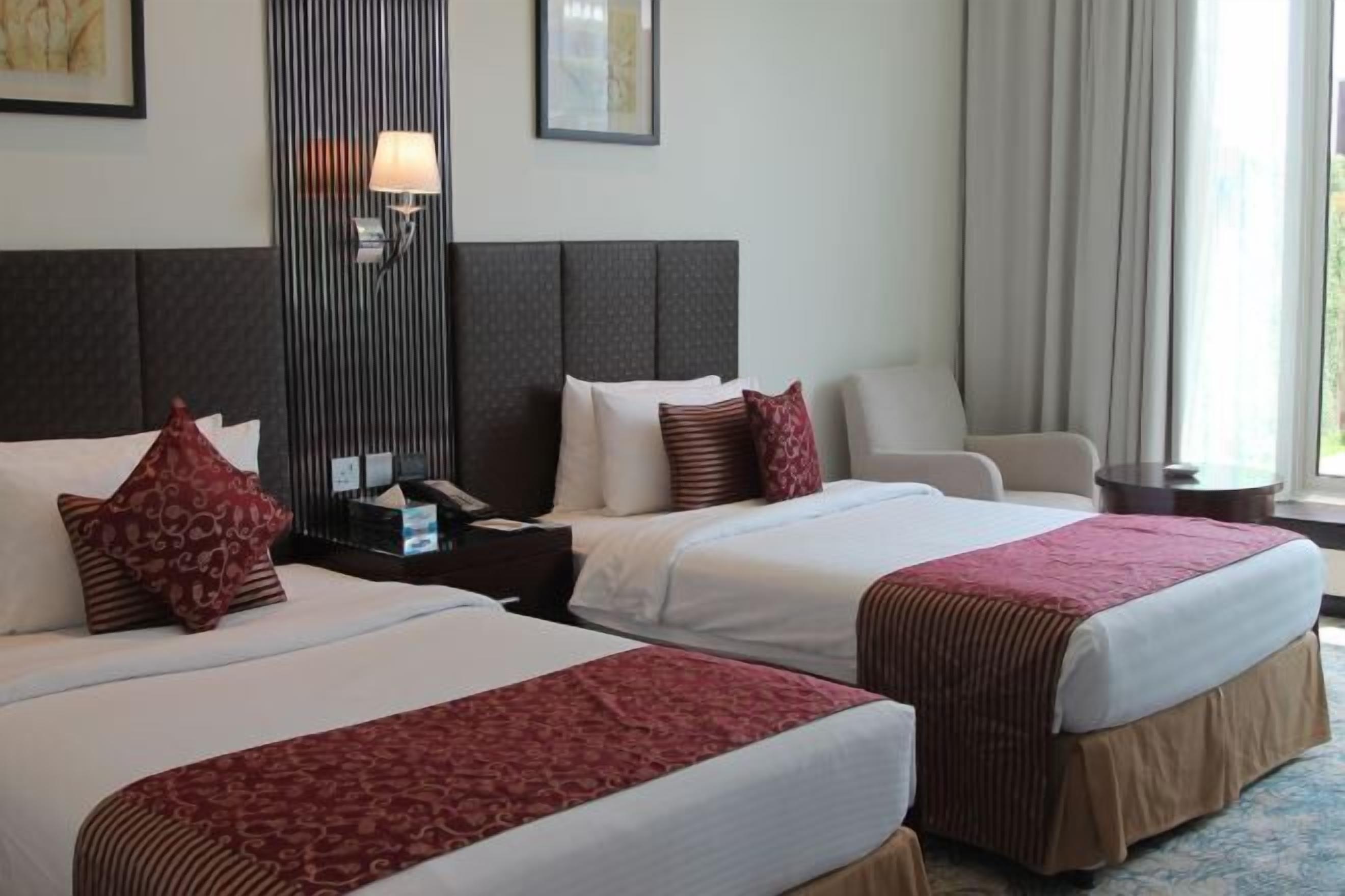 Caja de seguridad en la habitación y escritorio 