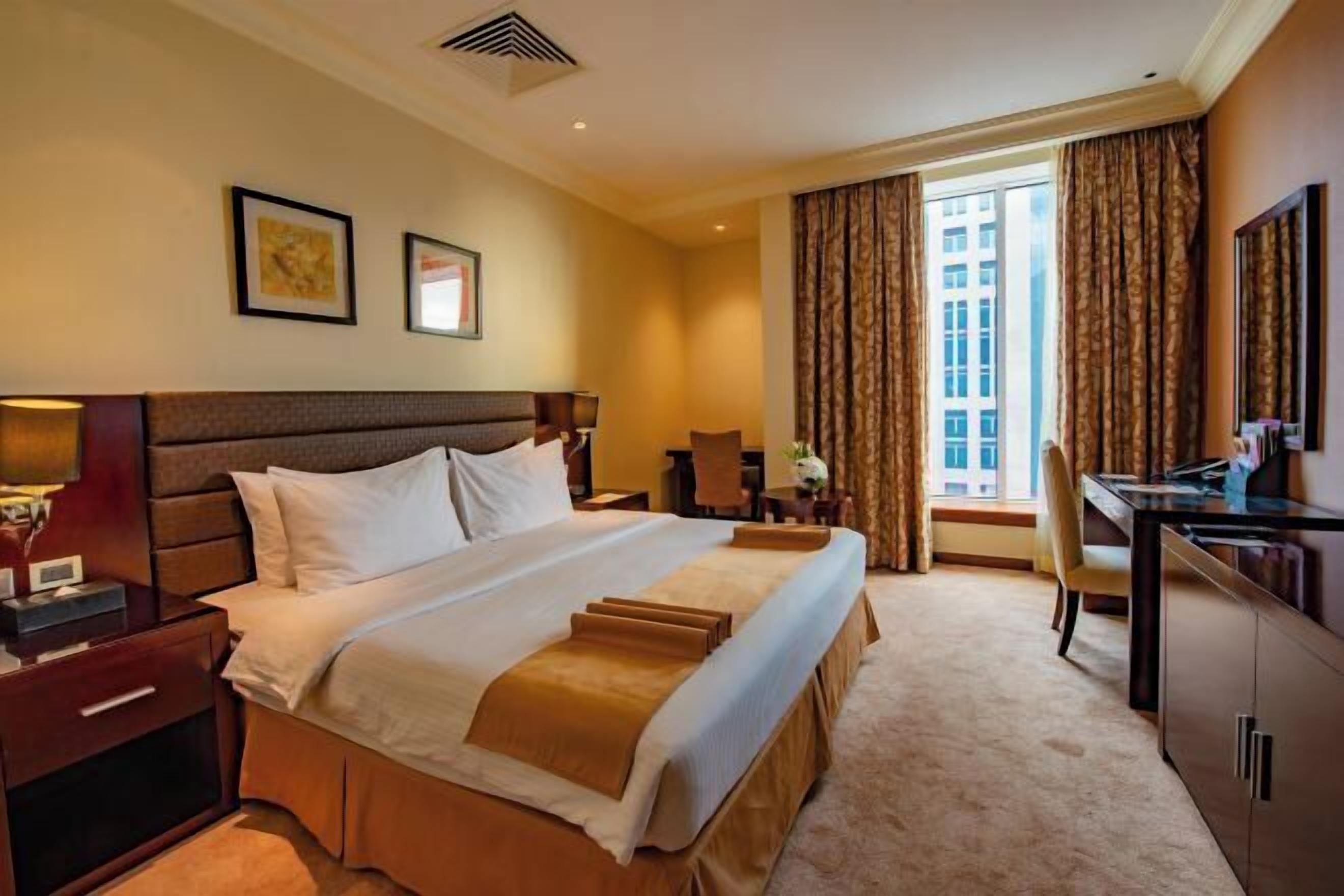 Caja de seguridad en la habitación y escritorio 