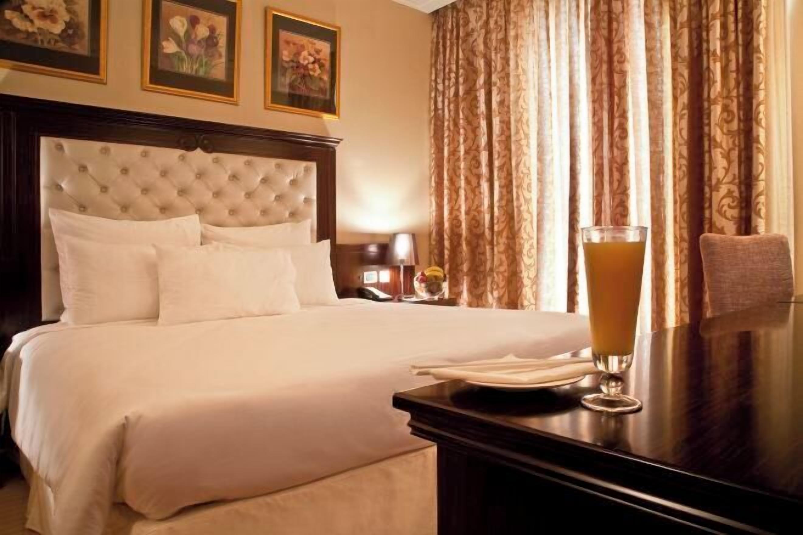 Caja de seguridad en la habitación y escritorio 