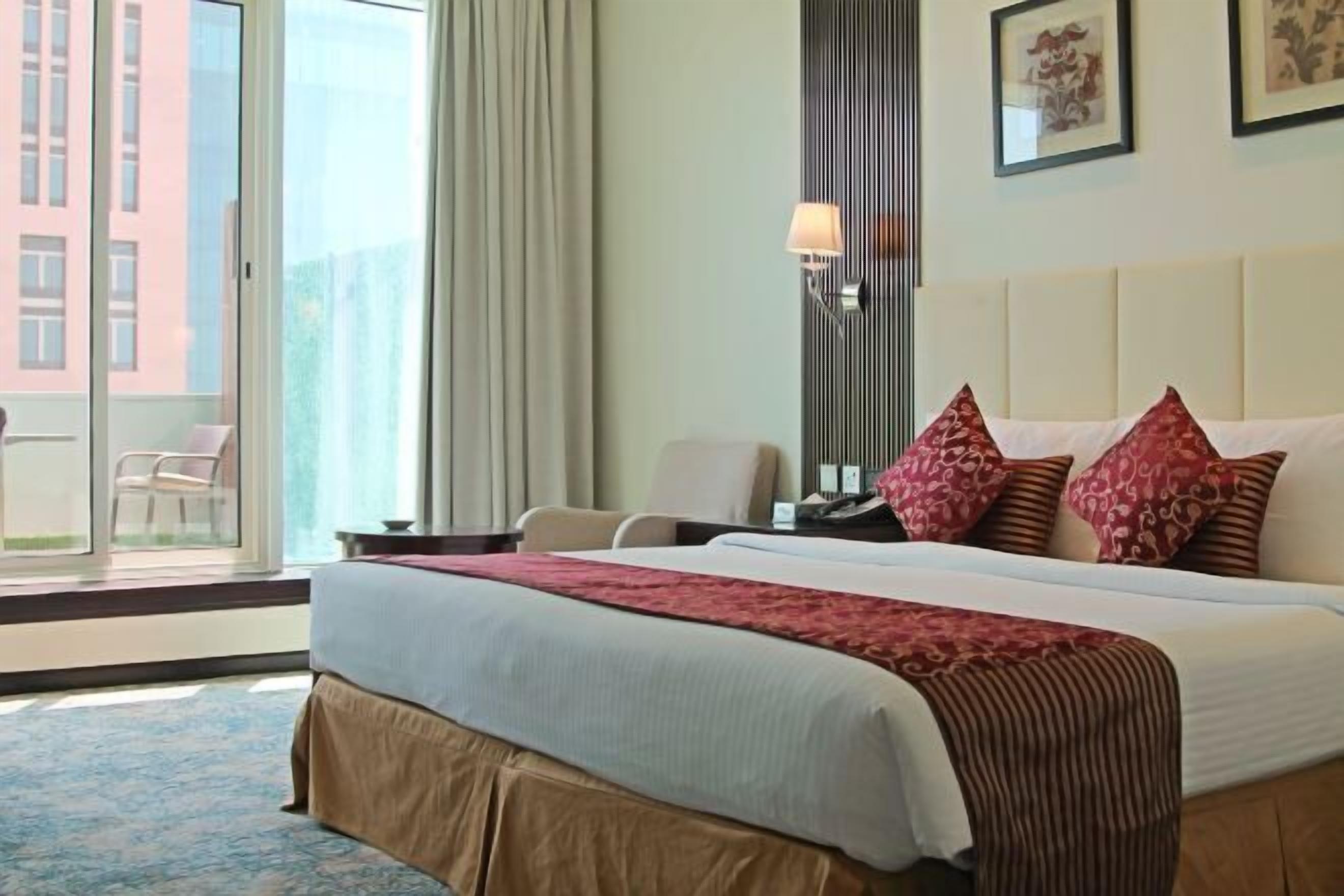 Caja de seguridad en la habitación y escritorio 