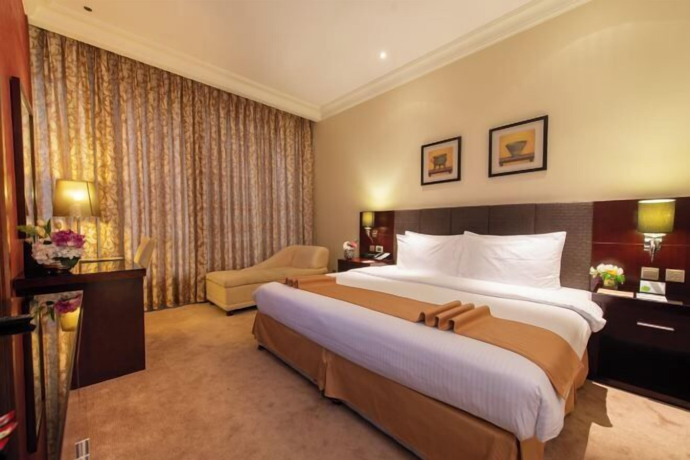 Caja de seguridad en la habitación y escritorio 