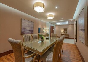 Suite Royal | Servicio de comidas en la habitación