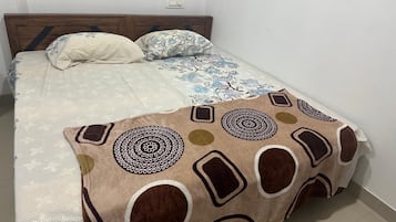 Escritorio y espacio para trabajar con laptop