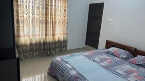 Una camera da letto con un letto, tende e una porta.