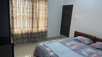 Desk, laptop workspace, iron/ironing board, free WiFi