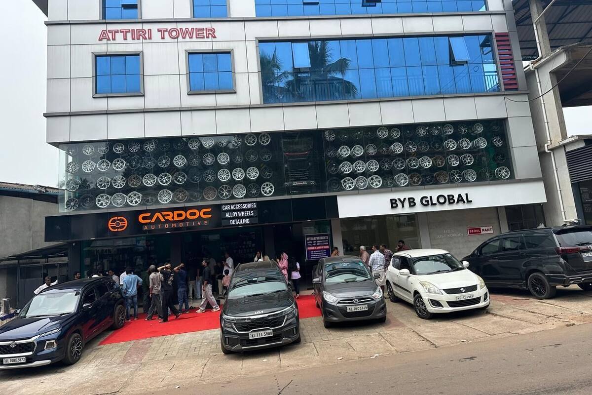 Il s’agit d’un immeuble abritant plusieurs entreprises, notamment « ATTIRI TOWER », « CARDOC AUTOMOTIVE » et « BYB GLOBAL ». Plusieurs voitures sont garées devant.