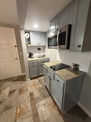 Frigorífico, microondas, placa de cocina y cafetera o tetera