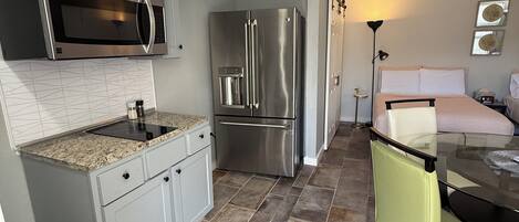 Réfrigérateur, micro-ondes, plaque de cuisson, cafetière/bouilloire