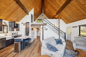 Maison, 3 chambres | Coin séjour | TV connectée
