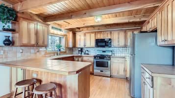 House, 3 Bedrooms | Private kitchen | Fridge, oven, stovetop, coffee/tea maker