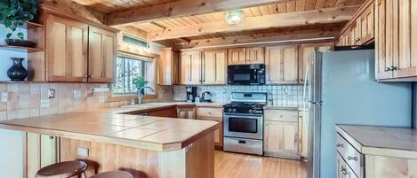 Casa, 3 habitaciones | Cocina privada | Refrigerador, horno, parrilla de estufa y cafetera y tetera