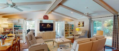 House, 4 Bedrooms | Living area | Smart TV
