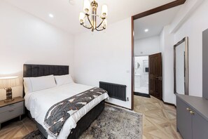1 bedroom, desk, iron/ironing board, WiFi - Luxury double-bed apartment, suitable for small family or business travellers. (Ilford)