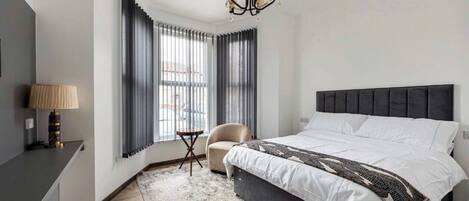 1 dormitori, planxa i posts de planxar i wifi