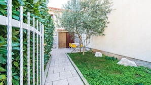 Garden - Apartment in Croatia Near the Adriatic Coast (Sukosan)