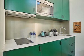 Een koelkast, een magnetron, een oven, een kookplaat