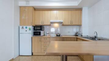 House, 3 Bedrooms, Terrace | Private kitchen
