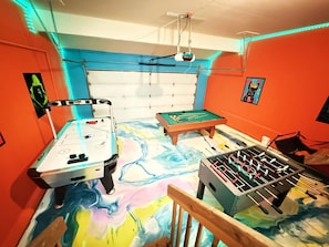 Game room - HotTub Gameroom Arcade Theater Pooltable 420 (Aurora)