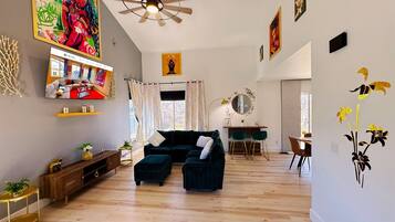 Smart-TV, Videospiele, Tischfußball, Videothek