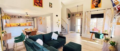 Smart TV, videojuegos, futbolito y videoteca