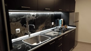 Køleskab, mikrobølgeovn, kaffe-/temaskine