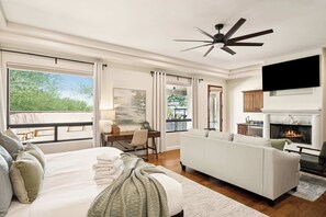 8 chambres, bureau, fer et planche à repasser, lit parapluie