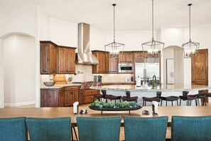 Fridge, microwave, oven, stovetop - Scottsdale Rose Sleeps 40 Pool Pickleball Rooftop (Scottsdale)