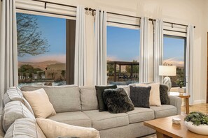 Télévision, cheminée, livres, espaces bureaux