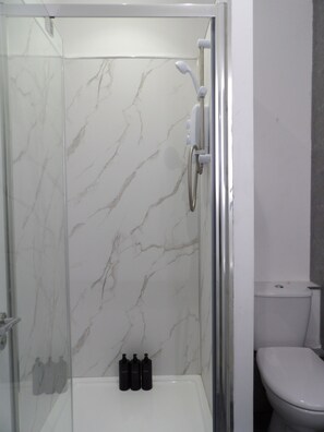 Hair dryer, towels, soap, toilet paper - Cosy Edinburgh 2-Bed Flat: Near Parks, Castle & City Centre (Edinburgh)
