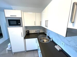 Geladeira, micro-ondas, fogão, lava-louças
