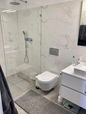 Shower, hair dryer, shampoo, toilet paper - Casa Colina Sol 1009 (Carvoeiro)