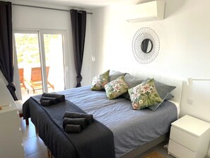 2 slaapkamers, een strijkplank/strijkijzer, reisbedje