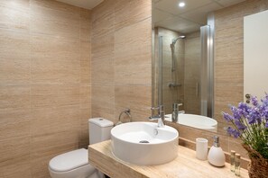 Regadera, secadora de cabello, toallas, papel de baño 