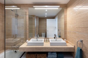 Regadera, secadora de cabello, toallas, papel de baño 