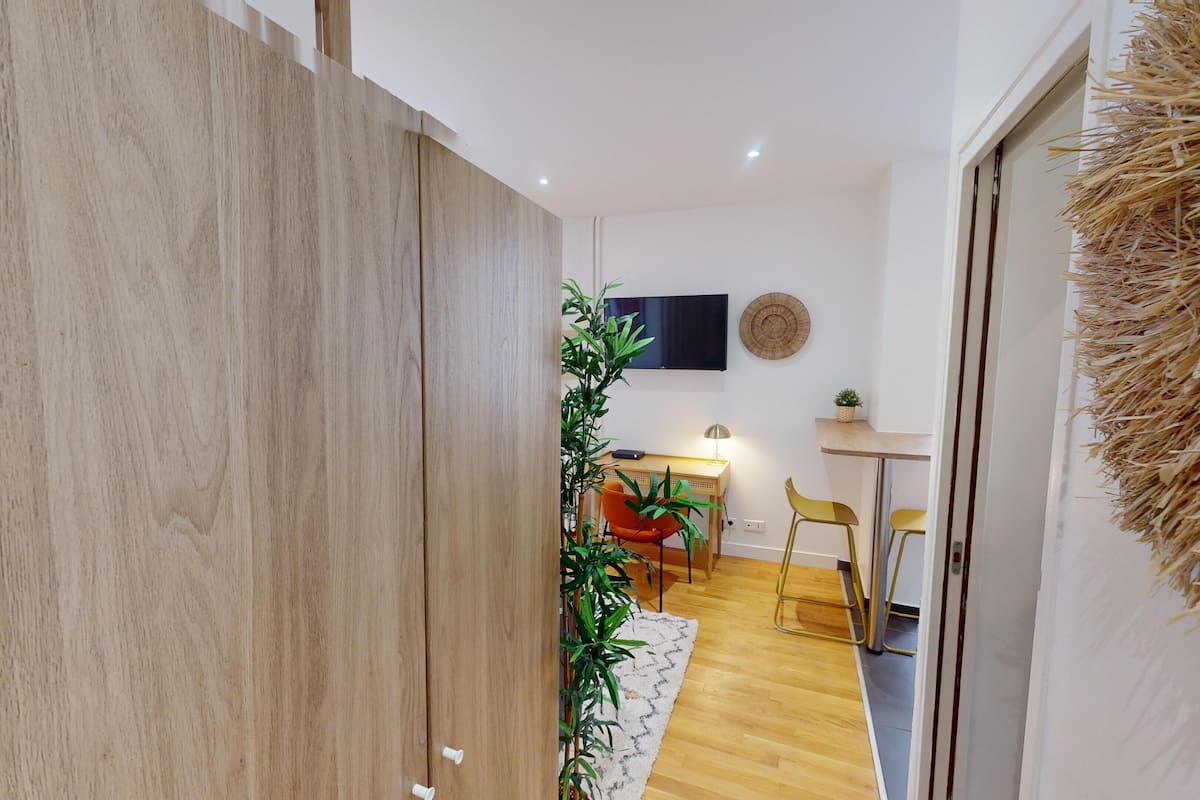 Basic Apartment | Bathroom