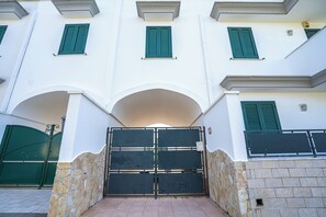 Family Villa, Multiple Bedrooms, 2 Bathrooms (Casa Machiavelli Near The Sea) | Property grounds