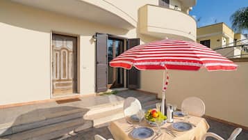 Vila família, 1 quarto, 2 banheiros (Casa Pascoli Near Sandy Beach) | Opções para refeição ao ar livre