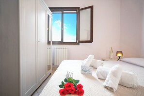 1 bedroom, bed sheets - Casa Pascoli Near Sandy Beach (Porto Cesareo)