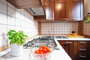 Villa familiar, varias habitaciones, 2 baños (Casa Pascoli Near Sandy Beach) | Cocina privada | Refrigerador, horno, parrilla de estufa y cafetera y tetera 