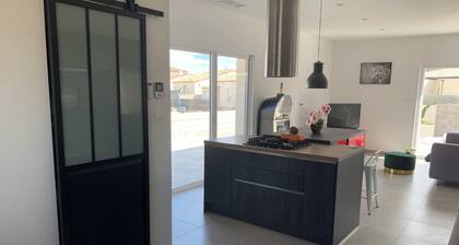 Maison de plein pied dans un charmant petit village au calme et Ă 10 mn des pla