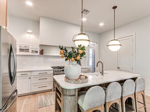 Kjøleskap, mikrobølgeovn, kaffetrakter/tekoker og brødrister