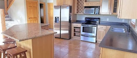 Refrigerador, microondas, horno y parrilla de estufa