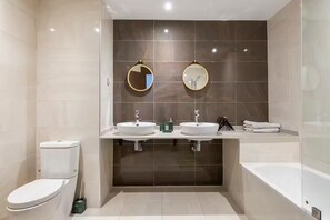 مجففات شعر، مراحيض شطف، مناشف، صابون