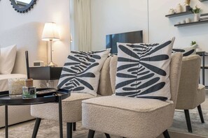 Schreibtisch, Bügeleisen/Bügelbrett, WLAN