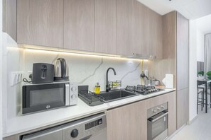 Réfrigérateur, four à micro-ondes, surface de cuisson, grille-pain